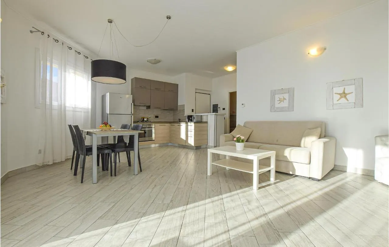 2 Bedroom Cozy Apartment In Moneglia